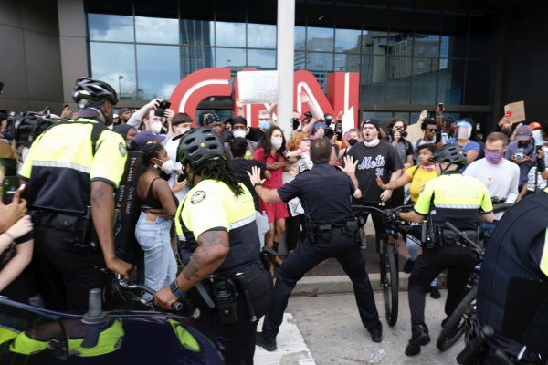 아틀란타의 CNN 타워를 점거한 시위대, 연합뉴스 / Ben Gray / Atlanta Journal-Constitution via AP
