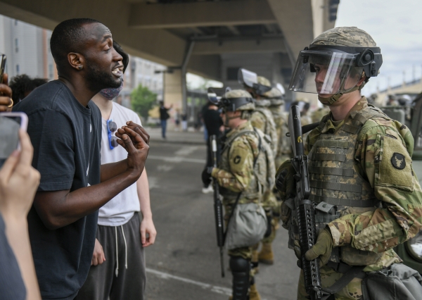 미네소타 주 방위군에 이야기 중인 시위대, 연합뉴스 / EPA / CRAIG LASSIG