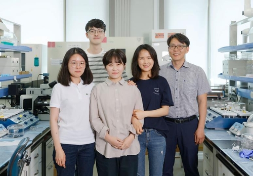 전자 혀를 개발한 연구진. 오른쪽부터 고현협 교수, 공동 제1저자 최아영 연구원, 제1저자 염정희 연구원, UNIST 제공.