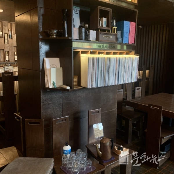 헬카페 스피리터스 한 켠에는 LP판이 꽂혀 있다.