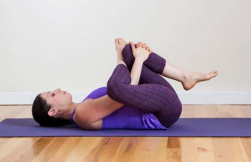 누워서 무릎 당기기/사진 제공=brunch by 텐바디