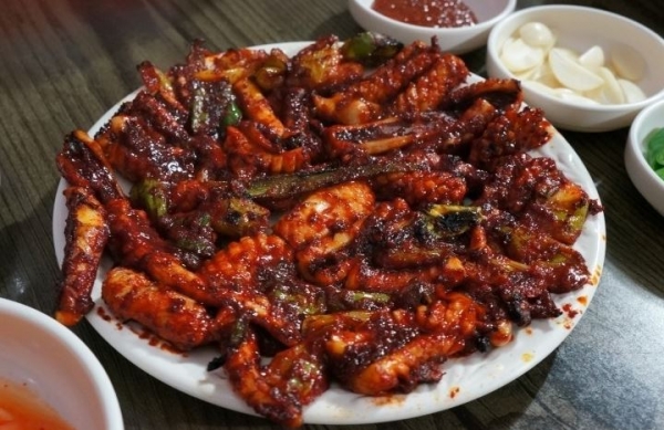 출처='용궁석쇠구이'​​​​​​​[생활의달인 은둔식달] 전국 숨은 맛집 ③ 비빔국수-마늘 떡볶이-석쇠불고기