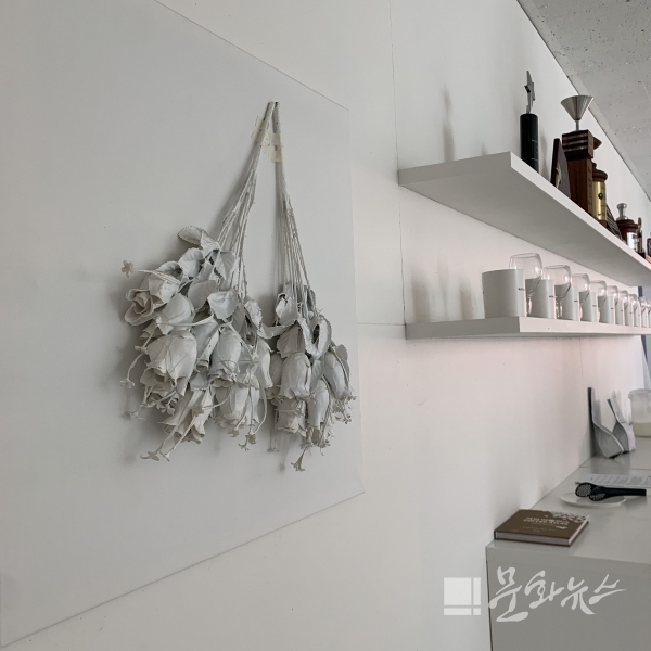 새하얀 인테리어가 돋보이는 연희동 디폴트 밸류,​​​​​​​[서울 가볼만한 곳] 디저트 맛집 추천