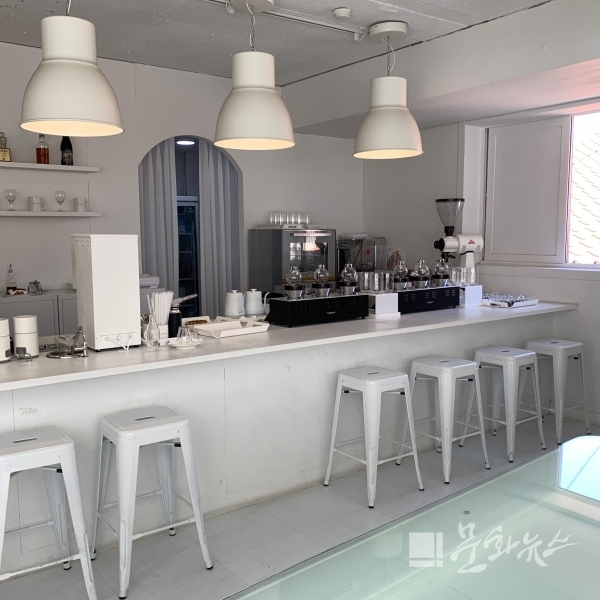새하얀 인테리어가 돋보이는 연희동 디폴트 밸류,[서울 가볼만한 곳] 디저트 맛집 추천