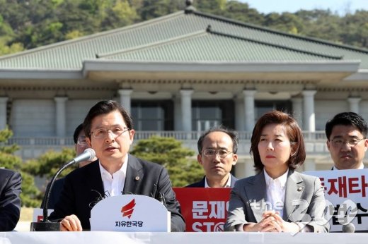 2일 오전 서울 청와대 앞 분수대 광장에서 열린 자유한국당 최고위원회의에서 황교안 대표가 발언하고 있다.  /사진=이기범 기자