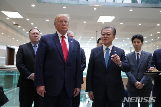 【판문점=뉴시스】박진희 기자 = 문재인 대통령과 도널드 트럼프 미국 대통령이 30일 판문점 자유의 집에서 북미정상 회담 및 남북미 정상 만남에 대한 소감을 밝히고 있다. 2019.06.30. pak7130@newsis.com