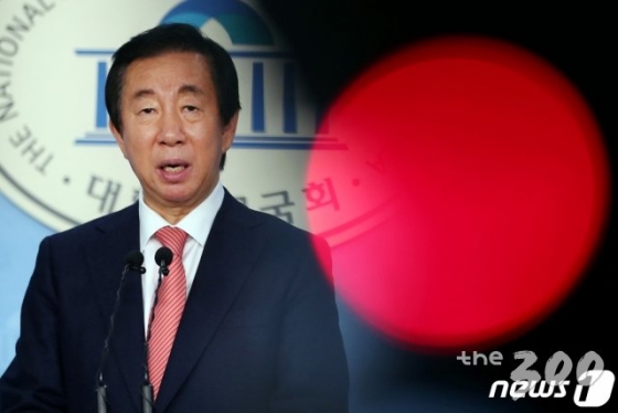 (서울=뉴스1) 이동해 기자 = 김성태 전 자유한국당 원내대표가 15일 오후 서울 여의도 국회 정론관에서 긴급 기자회견을 갖고 21대 총선 불출마 선언을 하고 있다. 김 전 원내대표는 &amp;#034;지난했던 저의 정치여정을 내려놓고 21대 총선에서 우리당의 승리와 보수 우파 승리를 위해 백의종군하기로 결심했다&amp;#034;고 말했다.2020.2.15/뉴스1