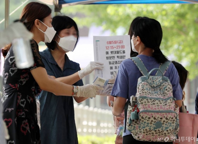 중학교 1학년, 초등학교 5-6학년 대상 4차 등교개학날인 8일 오전 서울 송파구의 한 초등학교에서 학생들이 등교 전 발열검사를 하고 있다. / 사진=김휘선 기자 hwijpg@