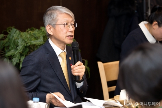 최기영 과기정통부 장관이 22일 신년기자간담회에서 답변하고 있다. /사진=과기정통부