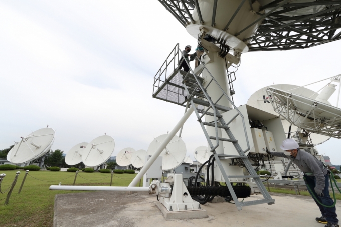 KT SAT 직원들이 금산위성센터 위성 안테나를 점검하고 있다/사진제공=KT SAT