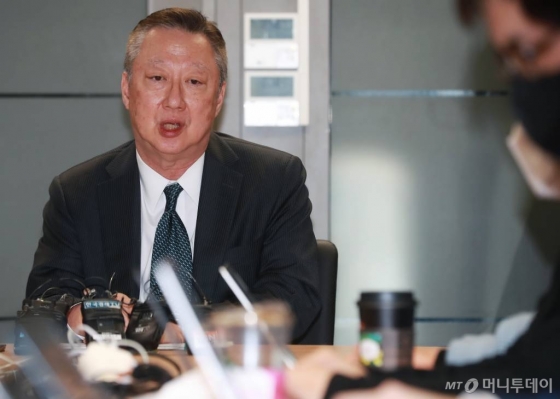 박용만 대한상공회의소 회장이 지난 9일 서울 중구 대한상의 기자실에서 코로나19 관련 긴급 기자간담회에서 발언하고 있다. /사진=이동훈 기자