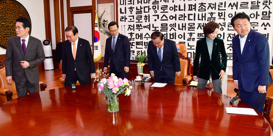 (서울=뉴스1) 김명섭 기자 = 문희상 국회의장과 여야 5당 원내대표들이 14일 오전 국회 의장실에서 회동에 앞서 기념촬영을 가진 뒤 자리로 돌아가고 있다.  왼쪽부터 윤소하 정의당 원내대표, 장병완 민주평화당 원내대표, 홍영표 더불어민주당 원내대표, 문희상 의장,  나경원 자유한국당 원내대표, 김관영 바른미래당 원내대표. 2018.12.14/뉴스1  <저작권자 © 뉴스1코리아, 무단전재 및 재배포 금지>