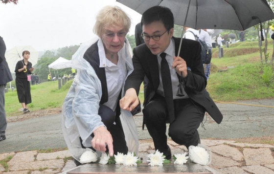 지난 5월18일 오전 광주 북구 민족민주열사묘역(옛 망월묘역)에서 위르겐 힌츠페터의 부인 에델트라우트 브람슈테트여사와 '택시운전사'의 아들 김승필씨가 힌츠페터 추모비를 살펴보고 있다. /사진=뉴시스