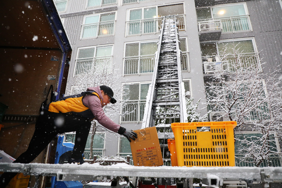 지난해 11월24일 한 이삿짐센터 관계자가 눈을 맞으며 이삿짐을 옮기고 있다. 해당 사진은 기사 내용과 관련 없음. /사진=뉴스1