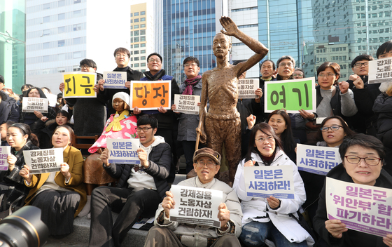 지난달 26일 오후 부산 동구 일본총영사관 앞 평화의소녀상 옆에서 적폐청산사회대개혁 부산본부 강제징용노동자상 건립특별위원회, 부산여성행동 등 시민단체회원들이 강제징용노동자상 모형을 평화의 소녀상 옆으로 옮기는 퍼포먼스를 하고 있다./ 사진=뉴스1