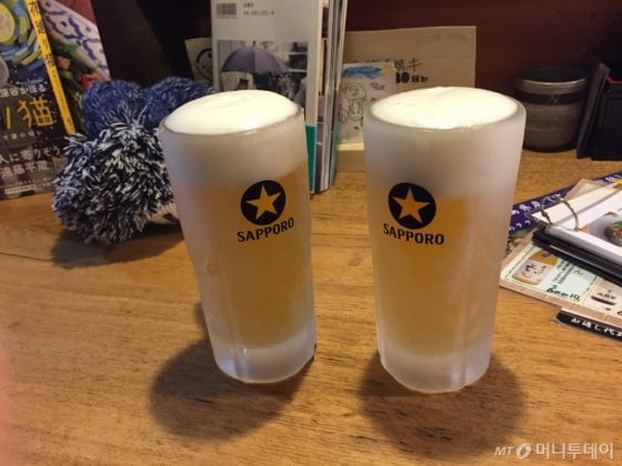 삿포로에서 마신 삿포로 프리미엄 생맥주. 차가운 잔에 담긴 부드러운 크림 생맥주 맛이 일품이다.