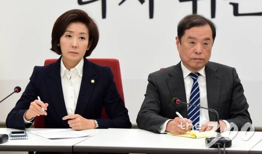 자유한국당 김병준 비대위원장, 나경원 원내대표가 10일 오전 국회 비대위원장실에서 문재인 대통령 신년 기자회견을 시청하고 있다./사진=이동훈 기자