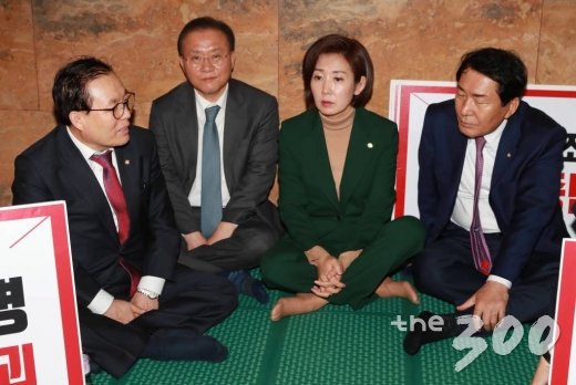 자유한국당이 청와대의 조해주 중앙선거관리위원회 상임위원 임명을 두고 '코드인사'로 규정하며 모든 국회 일정 보이콧에 들어간 24일 오후 서울 여의도 국회 로텐더홀 계단 옆에 마련된 농성장에서 나경원 원내대표 등 의원들이 대화를 하고 있다. 왼쪽부터 이채익 의원, 윤재옥 의원, 나 원내대표, 안상수 의원. /사진=이동훈 기자