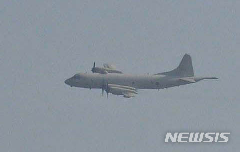 【서울=뉴시스】국방부는 24일 일본 해상초계기의 근접 위협비행 모습을 촬영한 영상을 공개했다.   전날 오후 2시3분께 이어도 서남방 131㎞ 떨어진 공해상에서 정상적인 작전 활동을 펼치던 해군 구축함 대조영함을 향해 일본 P-3 초계기가 540m까지 접근했으며 해수면에서 60~70m 높이로 초저고도 비행을 했다. 2019.01.24. (사진=국방부 제공)   photo@newsis.com  <저작권자ⓒ 공감언론 뉴시스통신사. 무단전재-재배포 금지.>