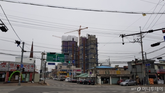 포천시내. 새 아파트를 짓는 모습도 보인다./사진= 박미주 기자