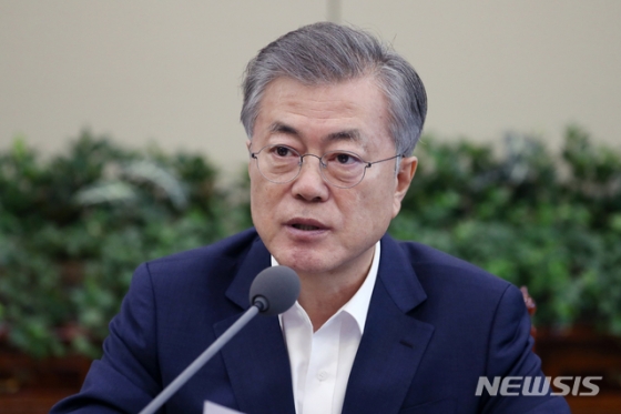 문재인 대통령이 11일 청와대 여민관에서 열린 수석·보좌관 회의에 참석하여 모두발언을 있다. 2019.02.11.   pak7130@newsis.com  <저작권자ⓒ 공감언론 뉴시스통신사. 무단전재-재배포 금지.>