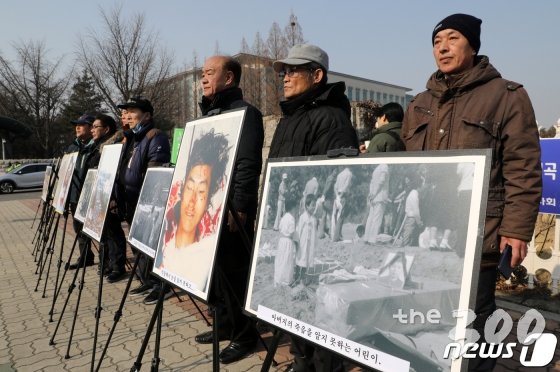 (서울=뉴스1) 이승배 기자 = 12일 오전 서울 영등포구 여의도 국회의사당 앞에 5.18 민중항쟁구속자회를 비롯한 관련단체들이 마련한 5.18 민주화운동 당시 피해자들의 사진들이 전시돼 있다. 이 사진들은 최근 5.18 폄훼 논란을 야기한 자유한국당 김진태, 김순례, 이종명 의원에 대한 항의의 표시로 마련됐다. 2019.2.12/뉴스1 <저작권자 © 뉴스1코리아, 무단전재 및 재배포 금지>