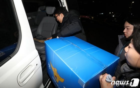 14일 오후 서울 강남구 마약·성폭력 경찰관 유착 등의 의혹을 받는 버닝썬 클럽에서 압수수색을 마치고 압수품들을 차량으로 옮기고 있다. /사진=뉴스1