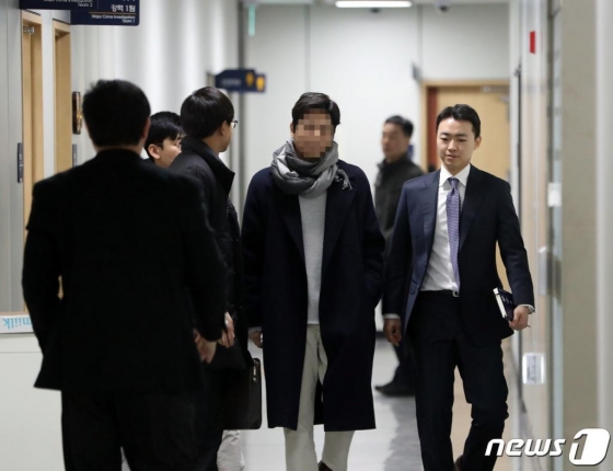 '버닝썬'에서 폭행을 당해 신고했다가 경찰에 입건되고 폭행당했다고 주장한 김모(28)씨가 이달 1일 오전 서울 강남경찰서에 피의자 신분으로 소환됐다. / 사진=뉴스1