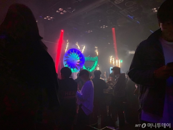 경찰이 강남 소재 유명 클럽 '버닝썬'을 압수수색한 14일 영업일인 이날 손님 200여명이 클럽을 찾았다. /사진=임찬영 기자