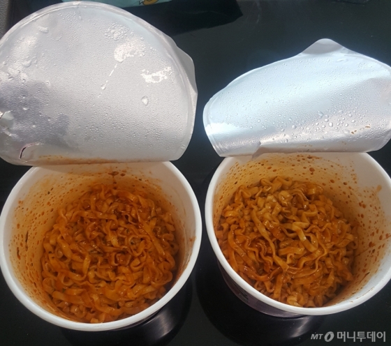 왼쪽이 국내용 '까르보 불닭볶음면', 오른쪽이 수출용 '까르보 불닭볶음면'