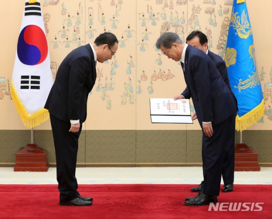 【서울=뉴시스】전신 기자 = 문재인 대통령이 20일 청와대 본관에서 오세정 신임 서울대 총장에게 임명장을 수여하고 있다. 2019.02.20.   photo1006@newsis.com  <저작권자ⓒ 공감언론 뉴시스통신사. 무단전재-재배포 금지.>