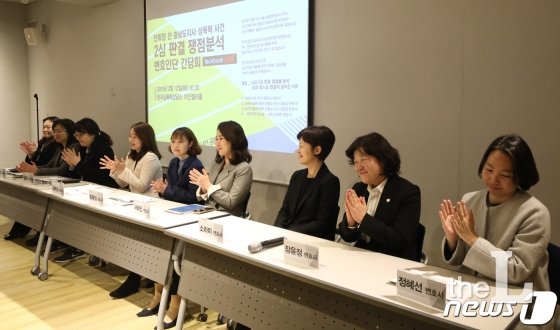 12일 서울 마포구 한국성폭력상담소에서 열린 안희정 전 충남도지사 성폭력사건 2심 판결 쟁점분석 간담회에서 김지은 씨측 변호사들이 박수를 치고 있다. 2019.2.12/사진=뉴스1