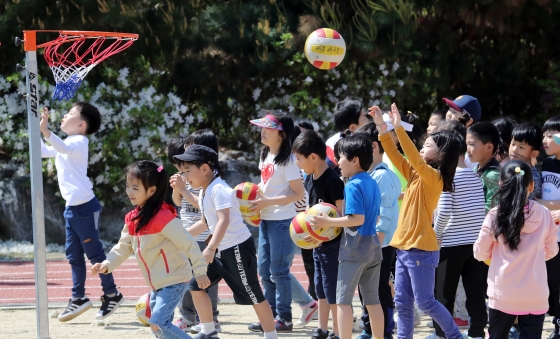 지난해 5월4일 세종시 조치원읍 대동초등학교에서 열린 운동회에서 어린이들이 공놀이를 하고 있다. /사진=뉴스1