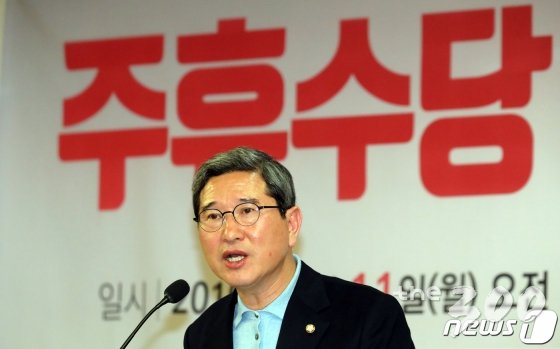 (서울=뉴스1) 김명섭 기자 = 김학용 자유한국당 의원이 11일 서울 여의도 국회 의원회관에서 열린 '주휴수당 도입 66년 이대로 좋은가' 토론회에서 모두발언을 하고 있다. 2019.2.11/뉴스1 <저작권자 © 뉴스1코리아, 무단전재 및 재배포 금지>