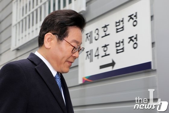 이재명 경기도지사가 28일 오후 경기도 성남시 수원지방법원 성남지원에서 열리는 6차 공판에 출석하고 있다. 이날 재판에서는 이 지사의 친형인 고(故) 이재선 씨가 지난 2002년 정신과 약물을 투약했는지 여부를 밝히기 위해 검찰 측과 이 지사 측 증인들이 법정에 설 예정이다. 2019.2.28/사진=뉴스1