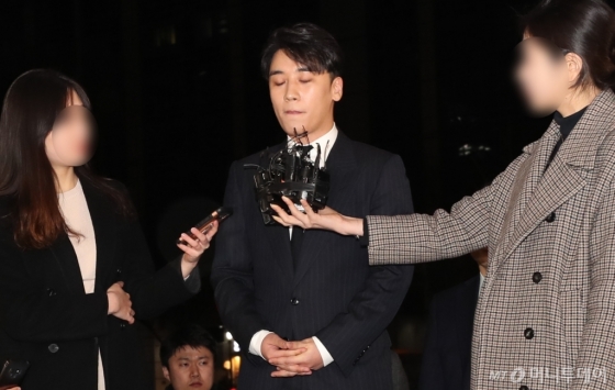 강남 클럽 '버닝썬' 이사직을 맡았던 그룹 빅뱅 멤버 승리가 27일 오후 해외 투자자 성접대 및 해피벌룬 의혹을 조사받기 위해 서울지방경찰청 광역수사대에 자진출석 하고 있다./사진=김휘선 기자