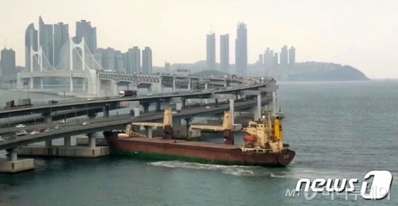 지난달 28일 오후 부산 남구 용호동 해상에서 러시아 화물선 씨그랜드가 광안대교와 충돌해 대교 구조물이 일부 파손됐다. 현재까지 인명피해는 없는 것으로 알려졌다. /사진제공=뉴스1<br>