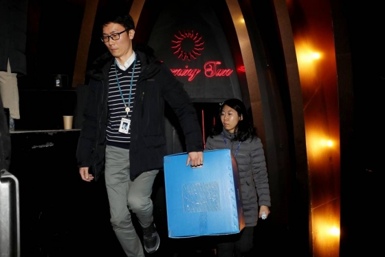 경찰이 지난달 14일 오후 서울 강남구 클럽 버닝썬에서 마약 투약과 경찰과의 유착 의혹에 대한 압수수색을 마친 후 압수품을 옮기고 있다. / 사진=뉴시스