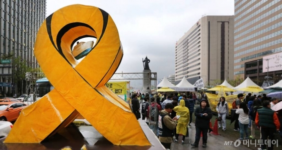 세월호 참사 1주기인 16일 오후 서울 종로구 세종로 광화문 광장에 마련된 세월호 희생자 분향소에 시민들의 발길이 이어지고 있다.