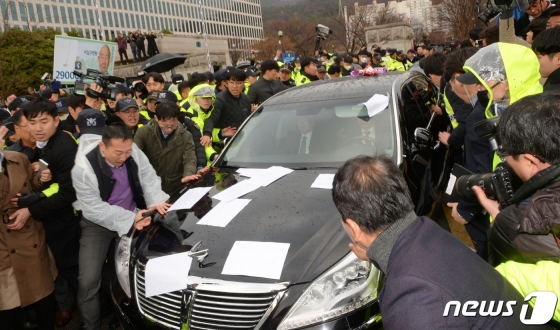 사자명예훼손 혐의로 재판에 넘겨진 전두환 전 대통령이 탑승한 차량이 11일 오후 광주 동구 지산동 광주지방법원을 나서고 있다./뉴스1