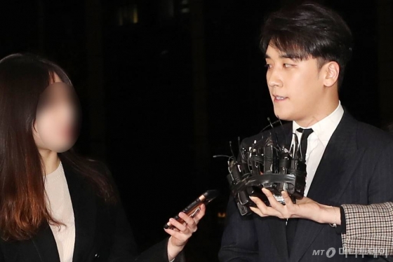 강남 클럽 '버닝썬' 이사직을 맡았던 그룹 빅뱅 멤버 승리가 27일 오후 해외 투자자 성접대 및 해피벌룬 의혹을 조사받기 위해 서울지방경찰청 광역수사대에 자진출석 하고 있다./사진=머니투데이DB