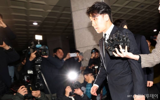 승리가 지난달 27일 오후 해외 투자자 성접대 및 해피벌룬 의혹을 조사받기 위해 서울지방경찰청 광역수사대에 자진출석하고 있다. /사진=김휘선 기자 hwijpg@