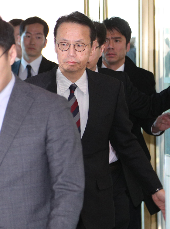 (서울=뉴스1) 신웅수 기자 = 가나스기 겐지 일본 외무성 아시아대양주국장이 24일 오후 한일 국장급 협의를 위해 서울 세종로 외교부 청사로 들어서고 있다.  가나스기 겐지 국장은 이날 김용길 동북아 국장과 한일 국장급 협의에서 우리 대법원의 강제 징용 배상 판결에 따른 양국간 현안에 대해 논의할 예정이다.?2018.12.24/뉴스1  <저작권자 © 뉴스1코리아, 무단전재 및 재배포 금지>