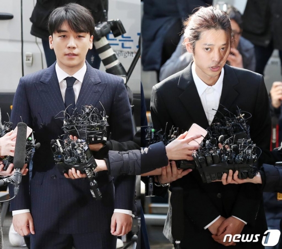 해외 투자자 성접대 의혹을 받고 있는 가수 승리(본명 이승현.왼쪽)와 이성과의 성관계를 불법 촬영해 유포한 혐의를 받고 있는 가수 정준영(30)이 14일 서울 종로구 서울지방경찰청에 피의자 신분으로 출석했다. /사진=뉴스1