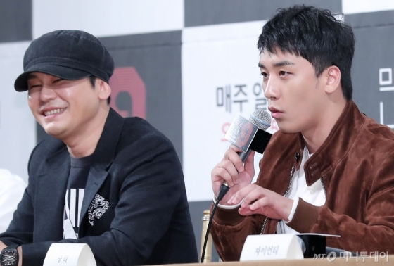 지난 2017년 10월 열린 JTBC ' 믹스나인' 제작발표회에 참석한 양현석 대표(왼쪽)과 빅뱅 멤버 승리. /사진=김창현 기자