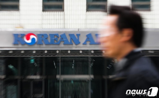 (서울=뉴스1) 허경 기자 = 조양호 한진그룹 회장이 대한항공 사내이사 연임에 실패했다. 이로써 조 회장은 1999년 고(故) 조중훈 회장에 이어 대한항공 수장이 된 지 20년만에 대표이사 자리에서 물러나게 됐다. 사진은 대한항공 서소문 사옥 모습. /사진=뉴스1