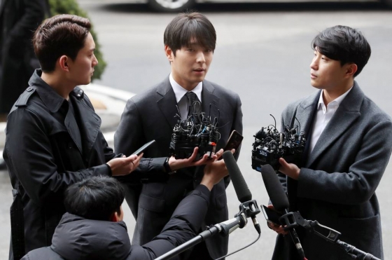 여성 사진을 몰래 촬영해 '승리 대화방'에 올린 혐의를 받고 있는 FT 아일랜드 전 멤버 최종훈 씨가 경찰 조사를 받기 위해 지난달 16일 서울지방경찰청 광역수사대로 출석하고 있다./ 사진=뉴시스