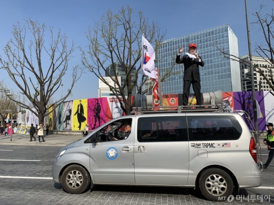 13일 대극기혁명 시민운동본부 등 보수단체가 세월호 참사 5주기 기념행사를 반대하기 위해 맞불집회를 열고 있다/사진=임찬영 기자