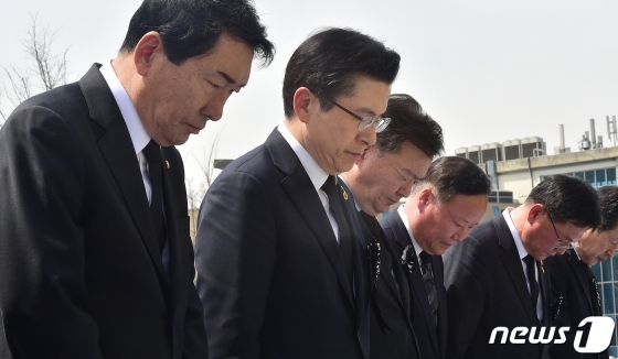 (인천=뉴스1) 이재명 기자 = 황교안 자유한국당 대표와 당 관계자들이 16일 오전 인천시 부평구 인천가족공원 세월호 일반인 희생자 추모관 앞에서 열린 세월호 일반인 희생자 5주기 추모식에서 묵념하고 있다. 2019.4.16/뉴스1  <저작권자 © 뉴스1코리아, 무단전재 및 재배포 금지>