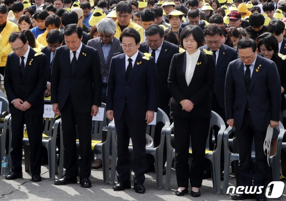 (안산=뉴스1) 조태형 기자 = 이해찬 더불어민주당 대표, 손학규 바른미래당 대표, 정동영 민주평화당 대표, 이정미 정의당 대표, 홍영표 더불어민주당 원내대표와 참석자들이 16일 오후 경기도 안산시 단원구 화랑유원지에서 열린 '세월호 참사 5주기 기억식'에서 희생자들에 대해 묵념을 하고 있다. 2019.4.16/뉴스1  <저작권자 © 뉴스1코리아, 무단전재 및 재배포 금지>